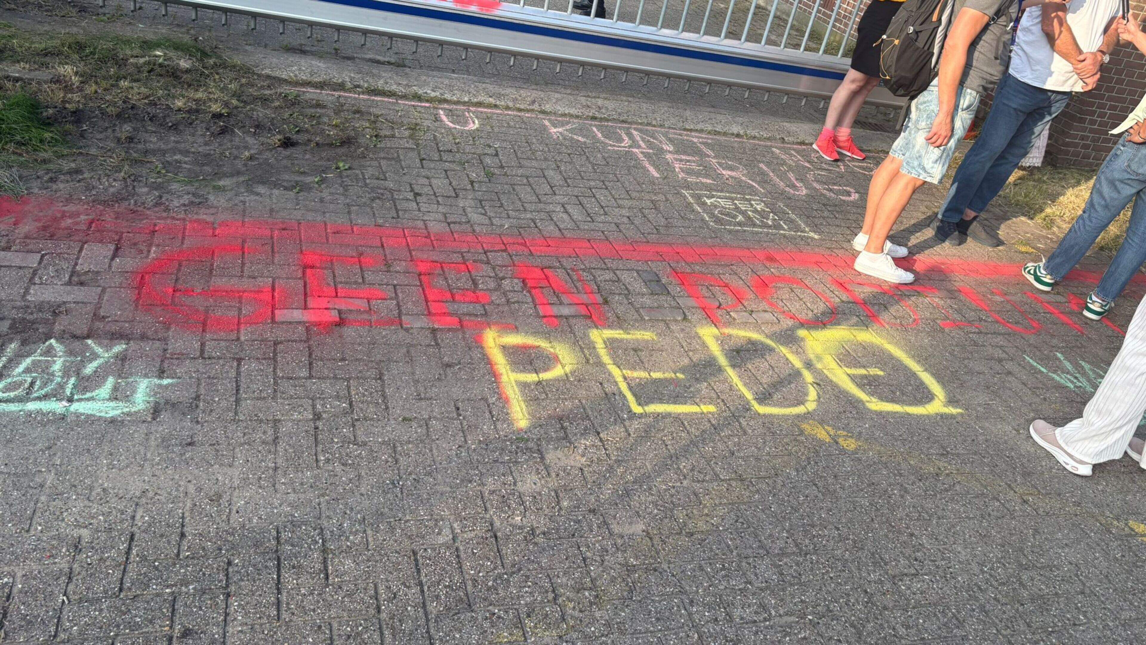 Protesten bij theatervoorstelling Thijs Romer: ’Geen pedo’